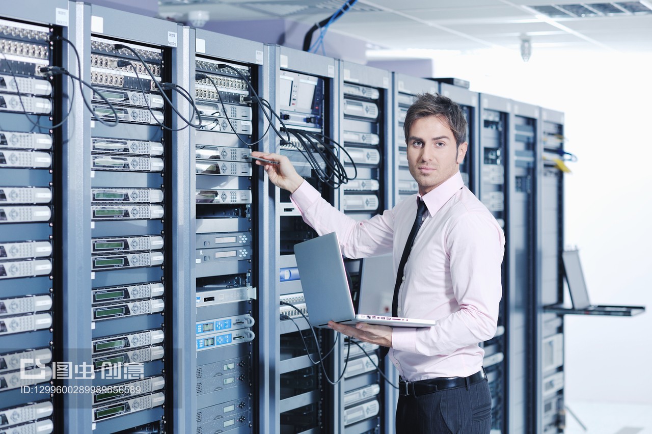 數(shù)字化浪潮下的商業(yè)網(wǎng)絡(luò) 服務(wù)器室中的筆記本電腦與計(jì)算機(jī)網(wǎng)絡(luò)工程